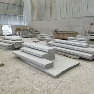 韶关 整石台阶（大面火烧+侧面自然面），出货前厂内拼装