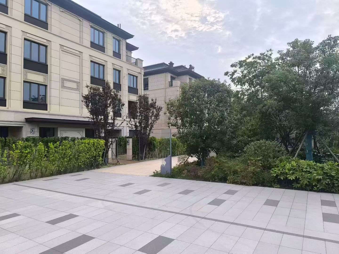 韶关 芝麻白与芝麻白搭配铺装，尺寸1200*600