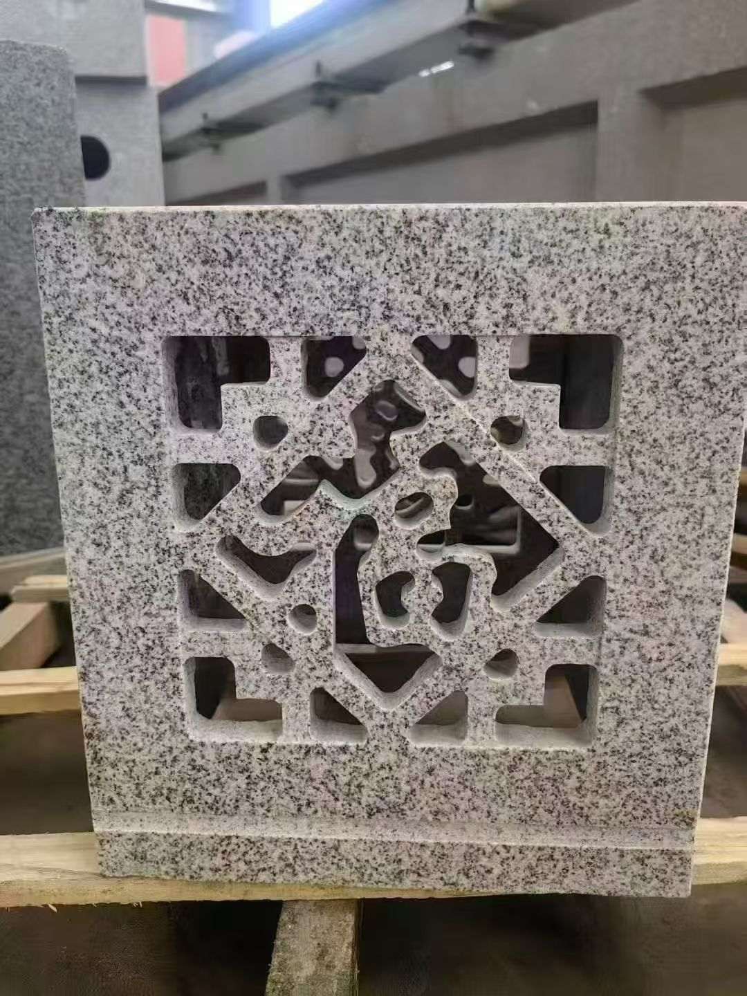 韶关 芝麻白花岗岩镂空雕花灯笼