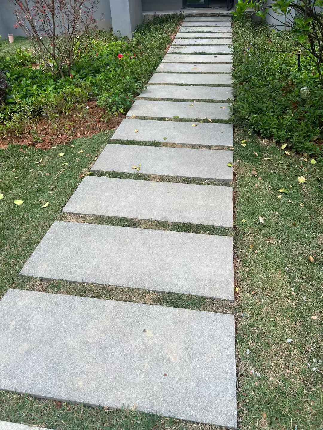 韶关 芝麻黑小区踏步、汀步石铺装效果
