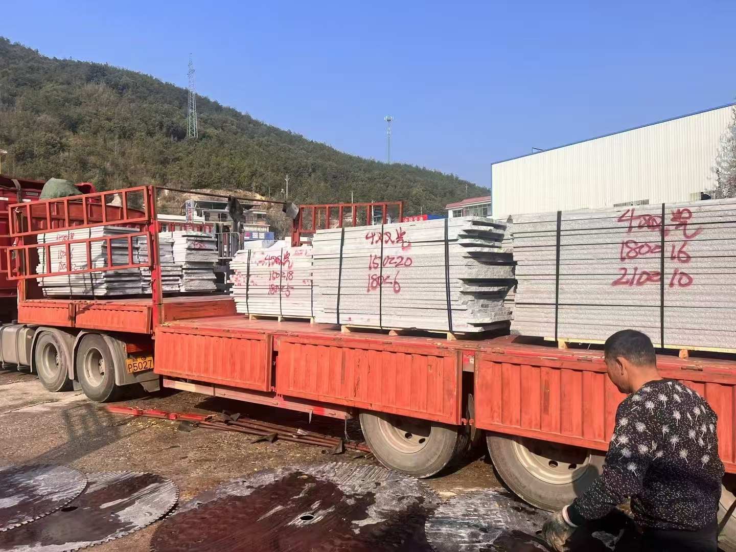 韶关 芝麻灰花岗岩光面毛板出货日常