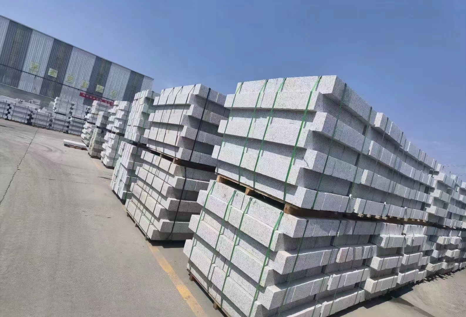 韶关芝麻白路沿石如何进行正确铺设